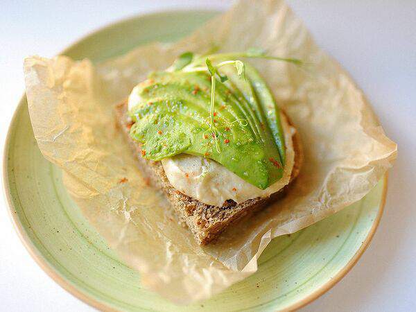 Лакшми - Брускетта с веганским крем-чизом и авокадо