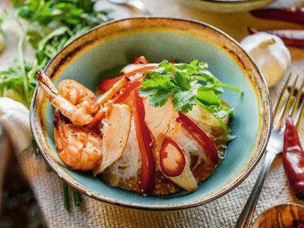 Чучвара, мангал и печи - Салат с цыпленком, креветками на гриле и фунчозой