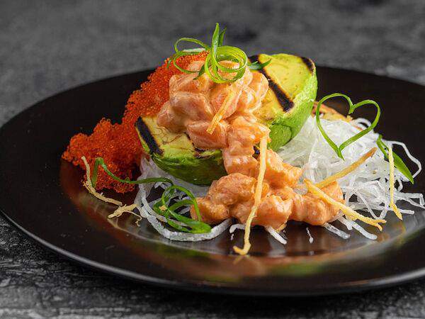 Umi asian kitchen & bar - Японский Тартар с лососем и авокадо гриль