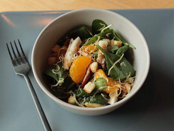 Pita's - Салат с курицей и мандарином