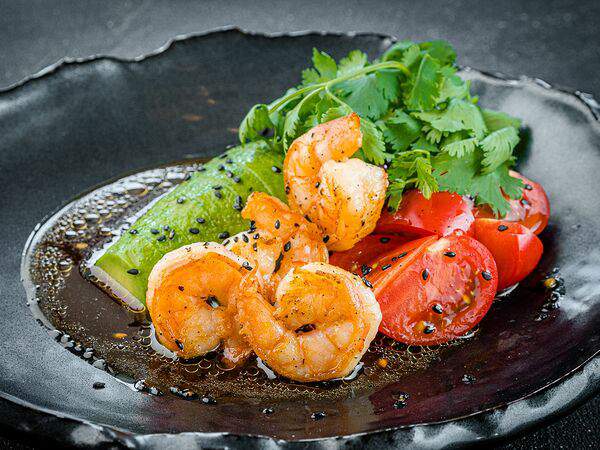 Jimoto - Салат Креветки с авокадо и томатами