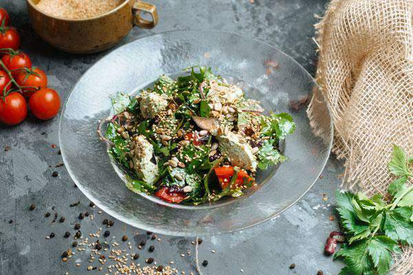 Батони - Салат с овощами и надуги