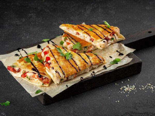 T.G.I. Friday's - Кесадийя с курицей и пармезаном