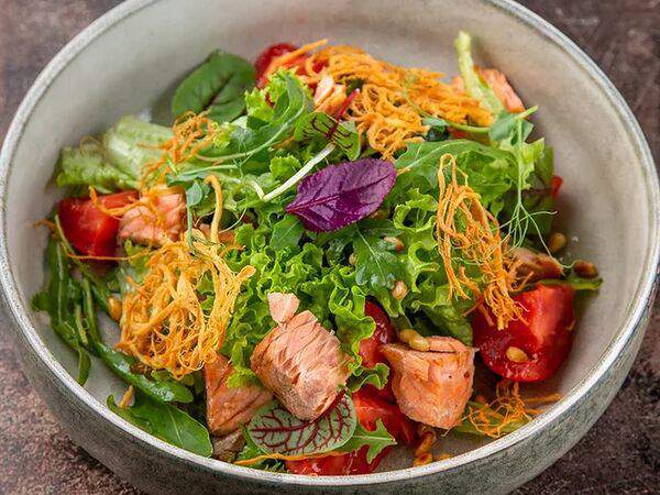 Бумбараш - Салат с лососем, хрустящим сыром чечил и пикантной заправкой