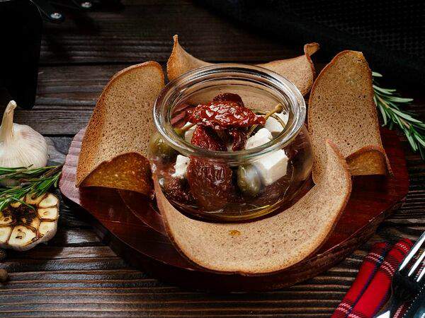 New Slam Food & Music - Вяленые помидоры с сыром фета и бородинскими гренками