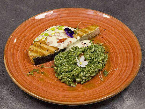 Milk - Филе семги с икорно-сливочным соусом