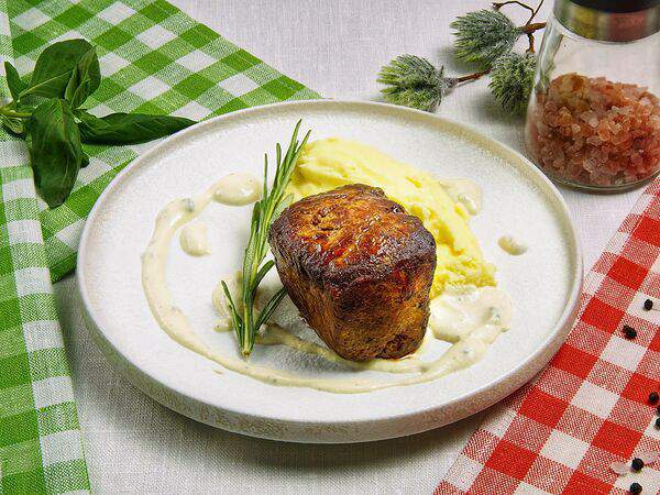 Burrata - Стейк из говядины с картофельным пюре