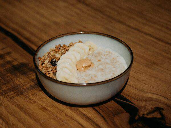 Будь умницей - Каша овсяная с бананом и арахисовой пастой