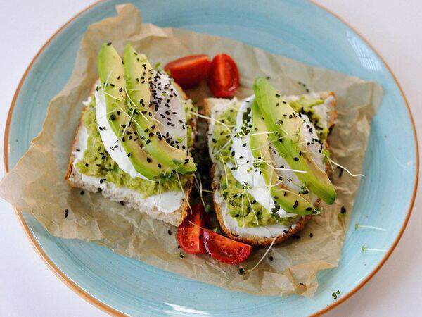 Лакшми - Тосты со спелым авокадо, сливочным сыром и яйцом пашот