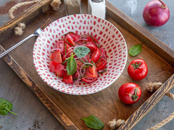 Fish Box - Салат из сладких томатов с крымским луком