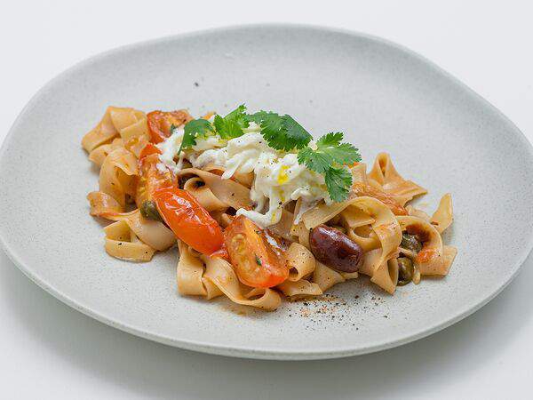 Сойка Grand - Паста с пряными томатами и страчателлой