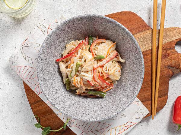 Империя Пиццы и Суши - Пшеничная лапша с курицей под соусом