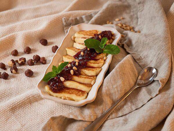 Debaton - Халуми с брусничным соусом