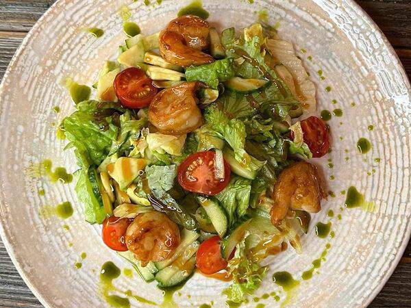 Ребро - Салат с креветками на подушке из свежего микс листа с цитрусовым терияки