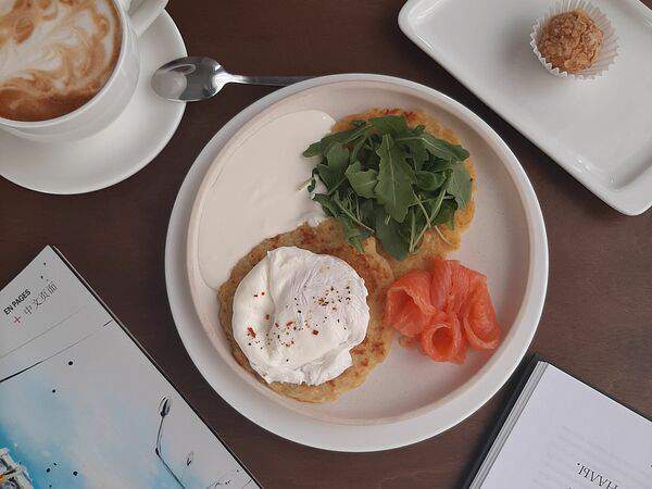 Гранфорт - Драники с красной рыбой и яйцом пашот