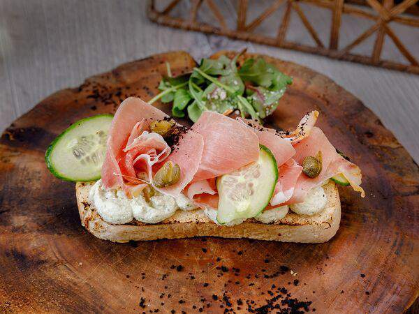 Liman - Брускетта с пармской ветчиной и сливочным песто