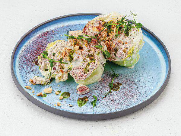 AVO Kitchen & Bar - Кочанчик салата Айсберг с соусами Блю Чиз и Чимичурри