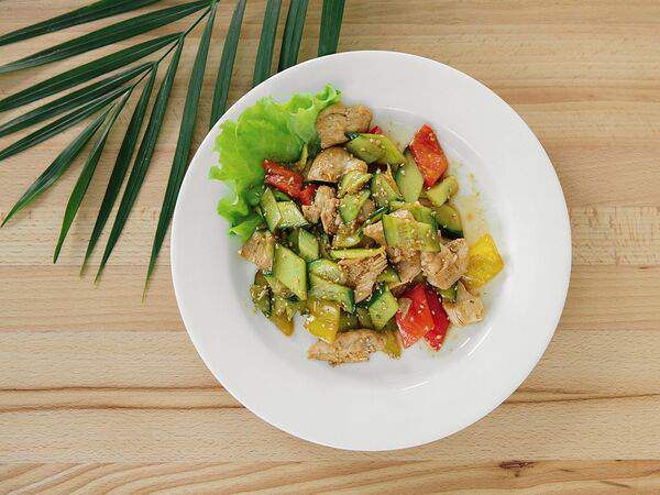 Харбин - Салат с куриной грудкой и овощами