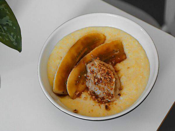 Technica - Каша кукурузная с арахисовой пастой и бананом в карамели