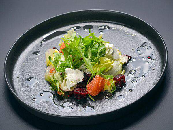 Krug - Салат с копченой свеклой и грейпфрутом