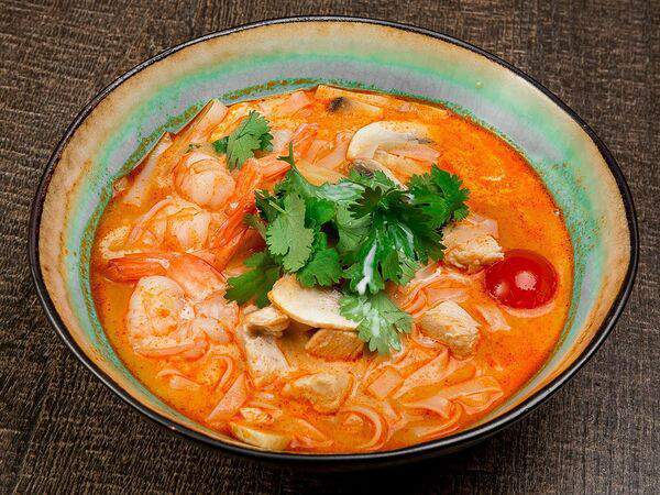 Рамен с уткой - Том Ям с курицей, креветками и рисовой лапшой