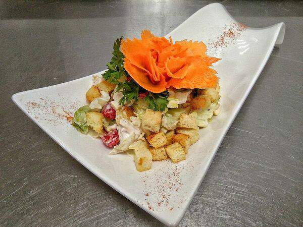 Новая слобода - Салат Цезарь с помидорами