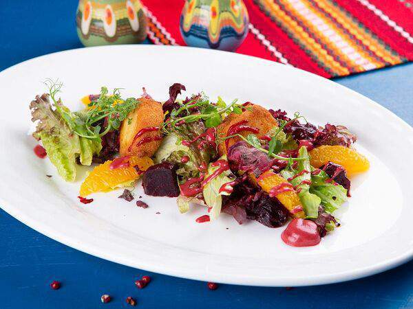 Булгур - Салат с запеченной свеклой и козьим сыром под малиновым дрессингом