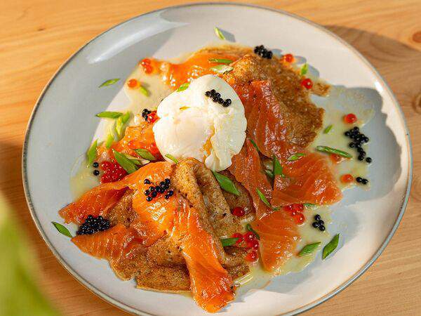 Roots - Блинчики с яйцом пашот, форелью и голландским соусом