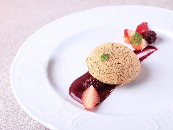 Rose Cafe - Пирожное шу с ежевичным конфи