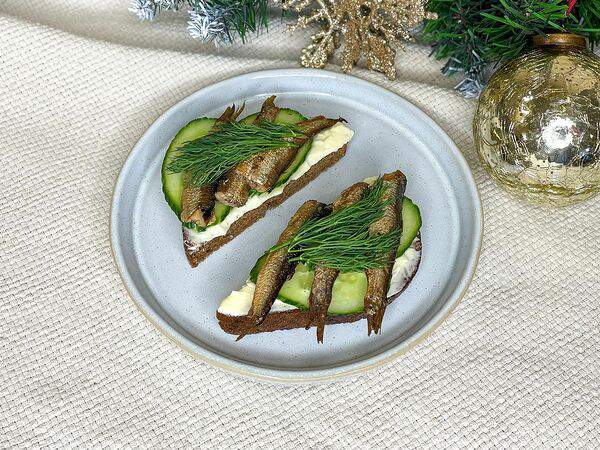 Debaton - Бутерброды со шпротами и свежим огурцом