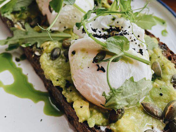 Вольсов - Бутерброд с гуакамоле и яйцом пашот