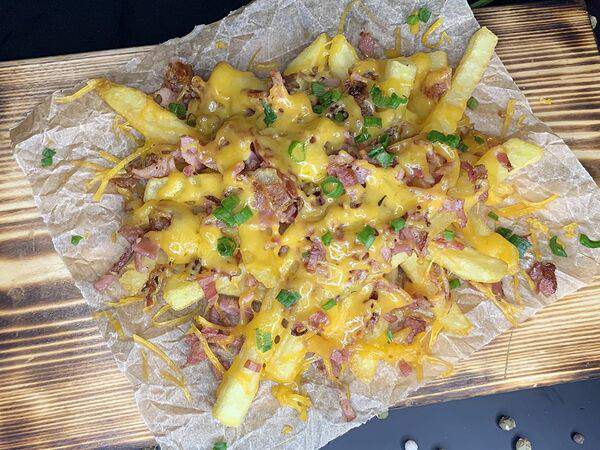 ПивариUм - Картофель фри с беконом и чеддером