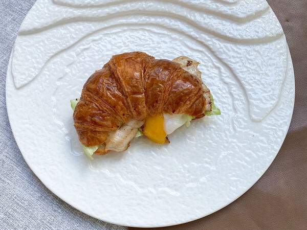 Пау Вау - Круассан с цыпленком и яйцом пашот