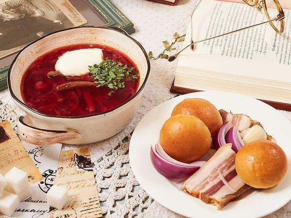 Оливье - Борщ с говяжьей грудинкой, деревенской сметаной и домашним салом
