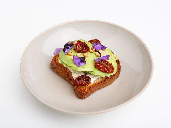 Глупый француз - Бриошь с авокадо и рикоттой