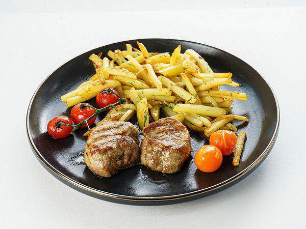 Мастер ланч - Медальоны из cвинoй вырезки с жареным картофелем