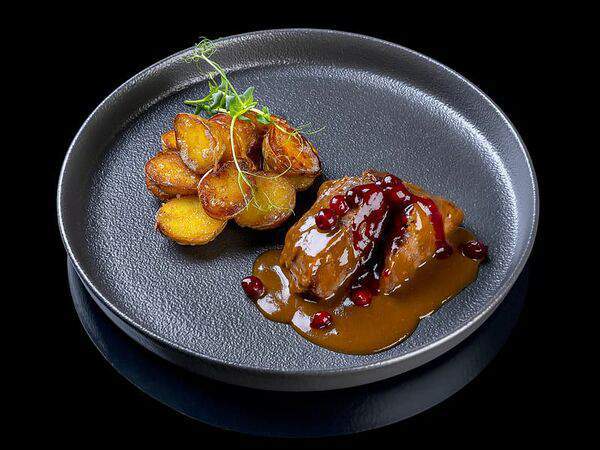 Ресторан доставки АртиШок - Говяжьи щечки с картофелем черри, соусом демиглас и клюквой