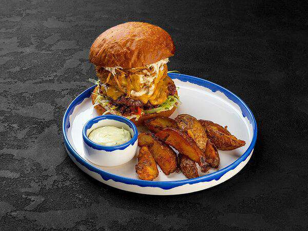 Эпикур Bar & Kitchen - Бургер с жареной моцареллой и соусом тонато