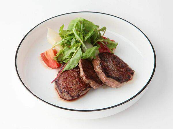 Colors Сafe - Медальоны из говядины с овощным салатом