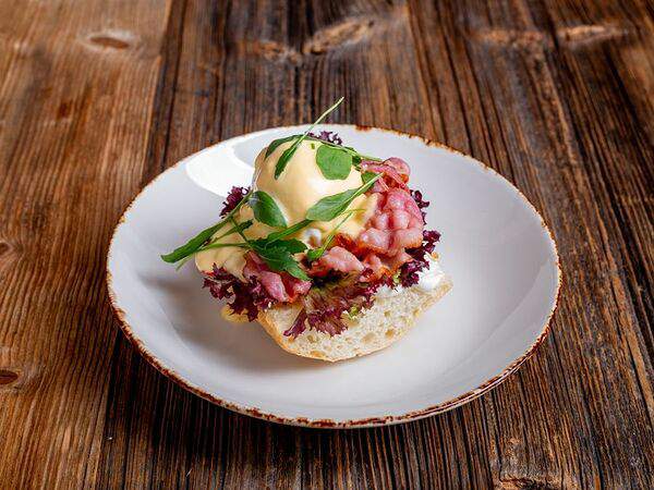 Parmesan - Яйцо бенедикт с беконом