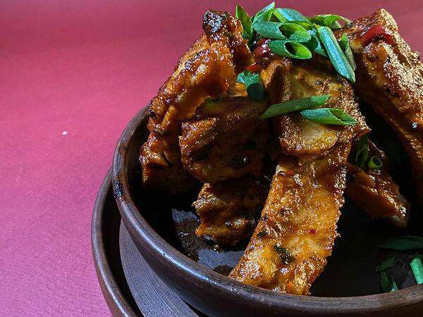 Сулугуни - Томленные свиные рёбрышки в медово-томатном соусе