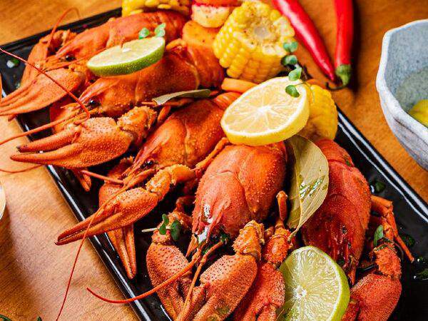 Гости рестопаб - Вареные с картофелем, кукурузой и морковью