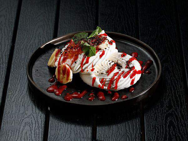 Mojo Bar - Десерт Павлова с бананом и апельсиновым джемом