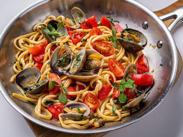 Клево - Лингвини с вонголе и томатами