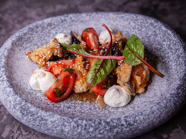 Loft Cafe - Хрустящие баклажаны c томатами в кисло-сладком соусе