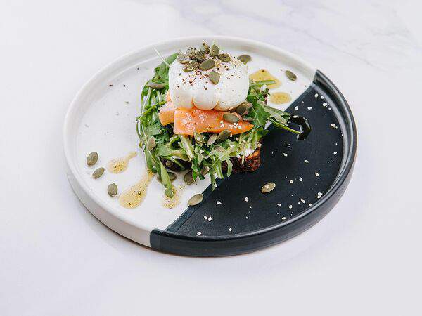 Воронка кофе и вино - Тост с лососем и яйцом пашот