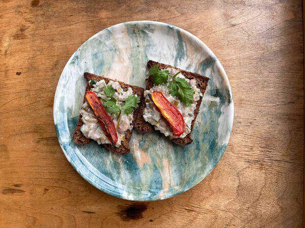 Мясной ресторан Скотина - Ржаные тосты с подкопченным костным мозгом, овощами и кинзой