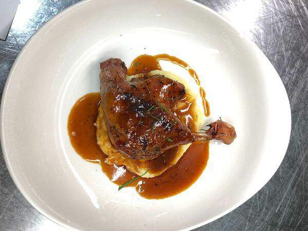 Беллуччи - Ножка утки с пюре и соусом из апельсина и кинзы