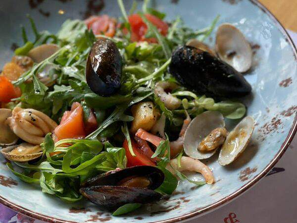 Рыбы бы - Тёплый салат с морепродуктами с заправкой из цитрусовых