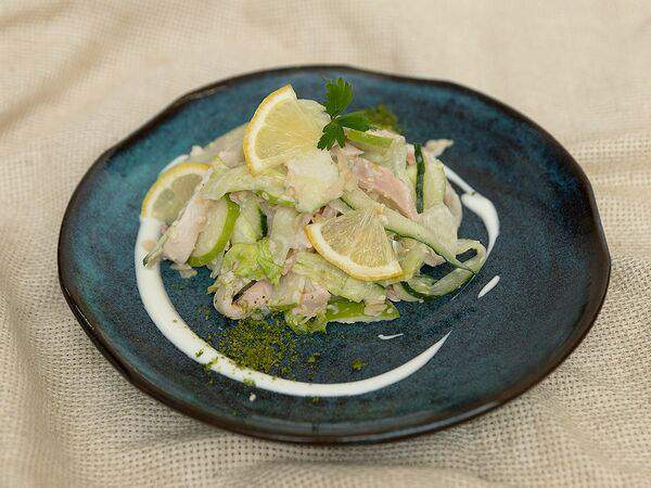 Кафе Театральное - Салат с кальмаром и яблоком